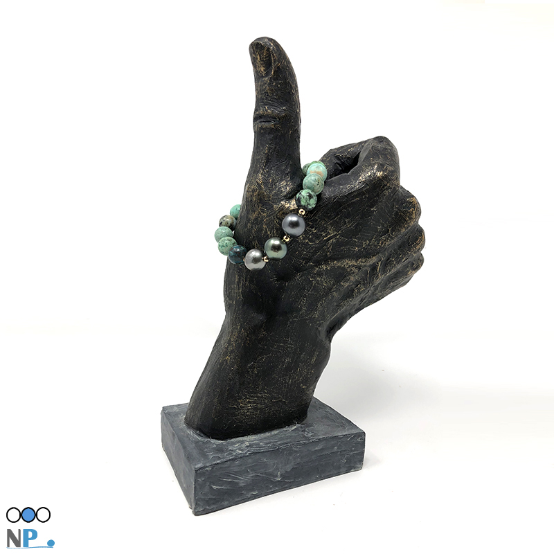 Bracelet avec perles de culture de Polynesie française et un rang de Pierres semi précieuses issues du Pérou. Turquoises vertes exceptionnelles